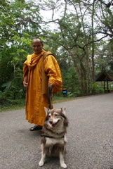 felpudo with laotian monk